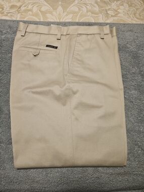Men's Dockers Khaki Pants Size 33/30